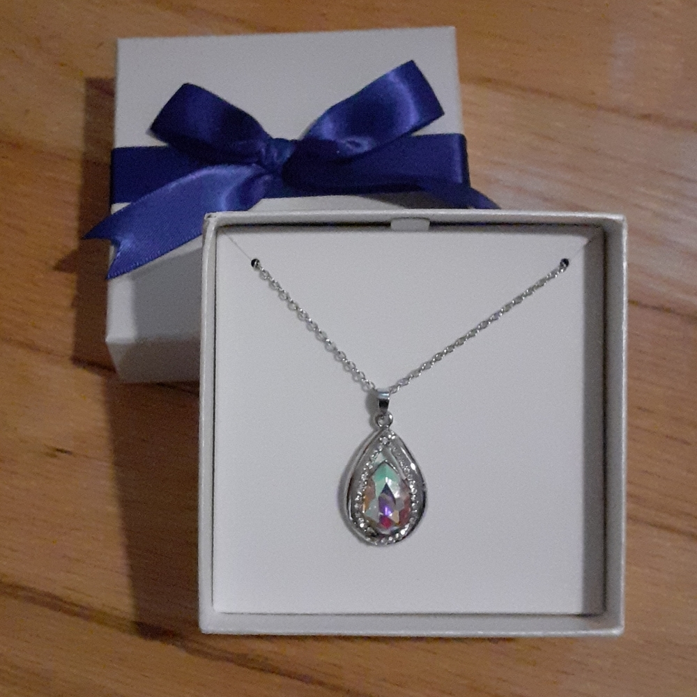 18in silver coloured necklace & teardrop pendant